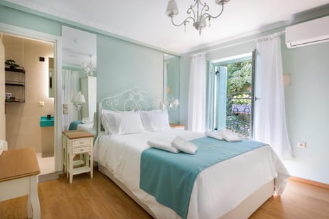 Shower, Toilet, Bed, Bathroom, Photo of the whole room, Bedroom