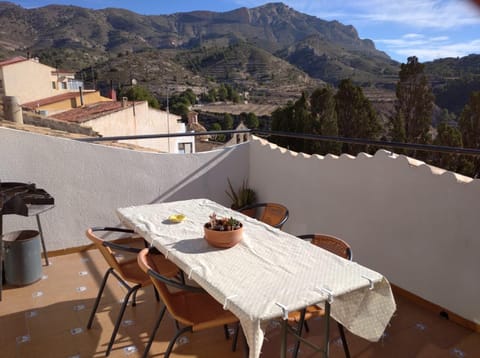 BBQ facilities, Balcony/Terrace, Mountain view