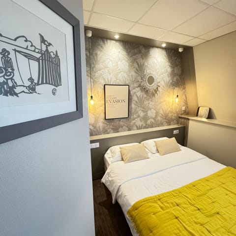 Bed, Photo of the whole room, Decorative detail, Bedroom