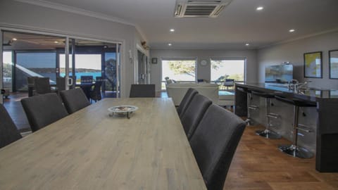 Waterfront on Osprey Haus in Coffin Bay