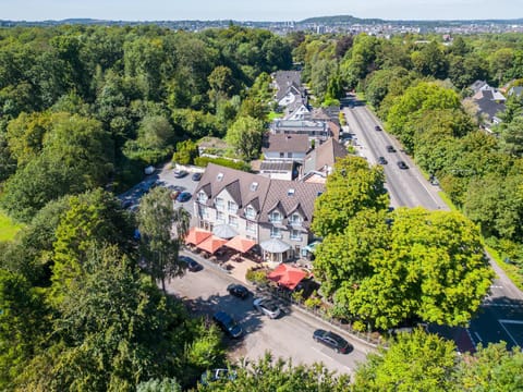 Property building, Day, Neighbourhood, Bird's eye view, Parking