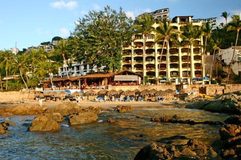 Restaurant/places to eat, Facade/entrance, Neighbourhood, Beach