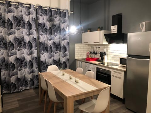 Kitchen or kitchenette, Dining area