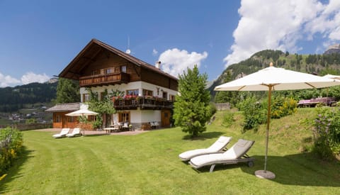 Property building, Facade/entrance, Garden, Balcony/Terrace, Mountain view