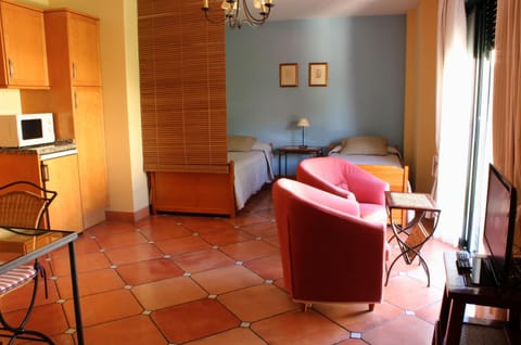 Bed, TV and multimedia, Seating area