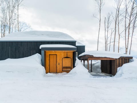 Property building, Facade/entrance, Winter