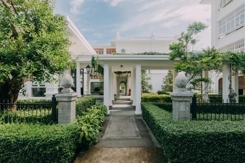 Property building, Facade/entrance, Garden