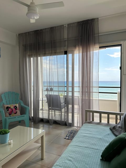 Patio, Bed, Natural landscape, View (from property/room), Balcony/Terrace, Living room, Photo of the whole room, Seating area, Dining area, Beach, Sea view, Location, fireplace