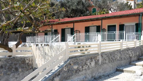 Patio, Facade/entrance, Garden, View (from property/room), Balcony/Terrace