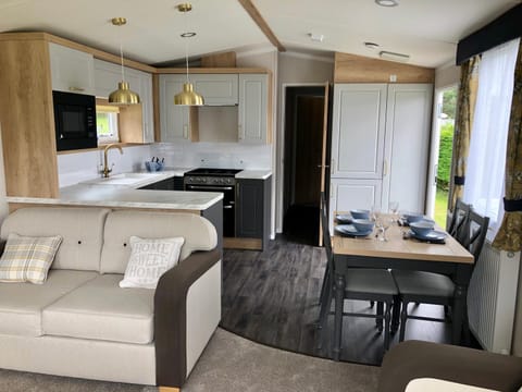 Kitchen or kitchenette, Living room, Seating area, Dining area, minibar, pet friendly, stove