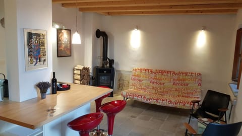 Bed, Living room, Photo of the whole room, Seating area