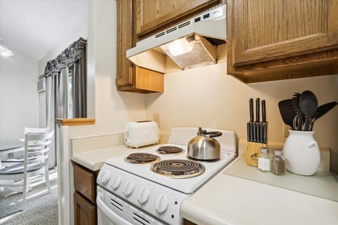 Coffee/tea facilities, Kitchen or kitchenette, Dining area, dishwasher, minibar, pet friendly, stove, toaster