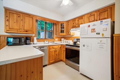 Kitchen or kitchenette, dishwasher, oven