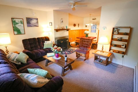 Quaint Condo 5 minutes to the ski slopes Valley Park D1 House in Mendon