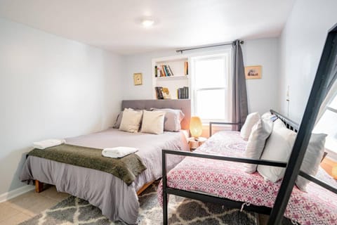 9 Bedroom, 14 Beds House Great for Big Groups Near Boardwalk, Tropicana Haus in Atlantic City