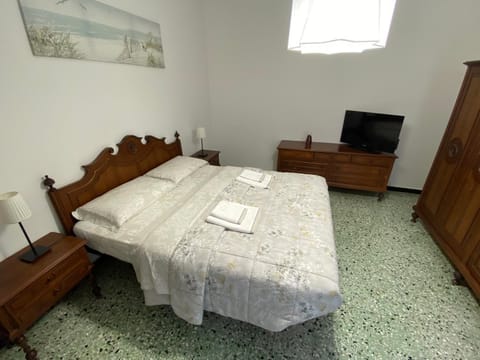 Bed, TV and multimedia, Photo of the whole room, Bedroom, towels