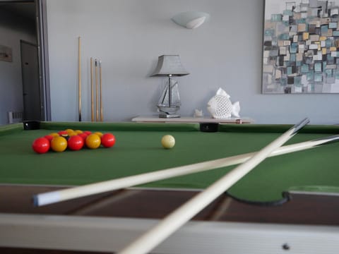 Billiard, Living room, Lounge or bar