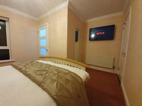 TV and multimedia, Photo of the whole room, Bedroom