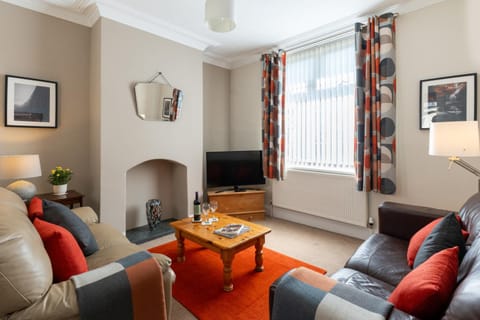 TV and multimedia, Living room, Seating area, Evening entertainment