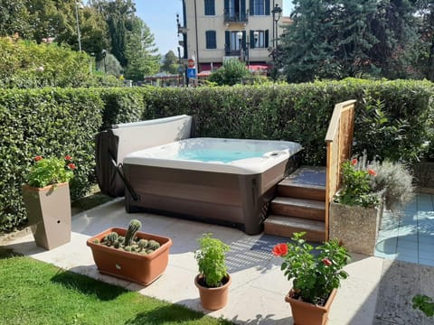 Garden, Hot Tub