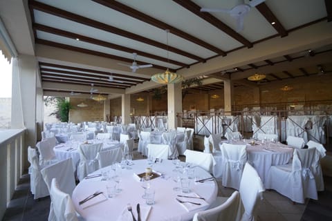 Restaurant/places to eat, Banquet/Function facilities