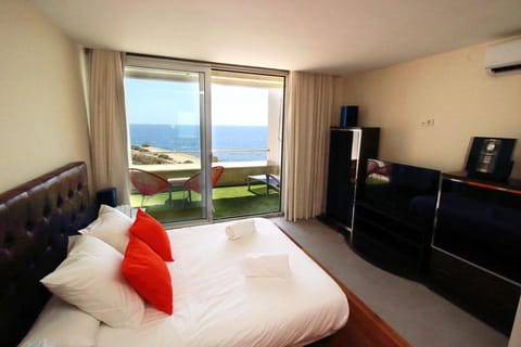 Photo of the whole room, Sea view