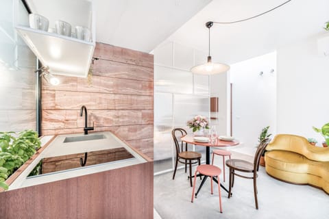 Kitchen or kitchenette, Dining area