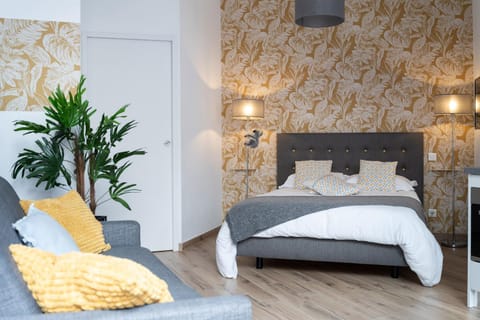 Bed, Living room, Photo of the whole room, Seating area, Bedroom