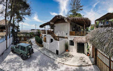 Day, Neighbourhood, Natural landscape, Street view, Parking