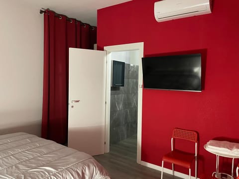 Bed, TV and multimedia, Photo of the whole room, Bedroom, air conditioner