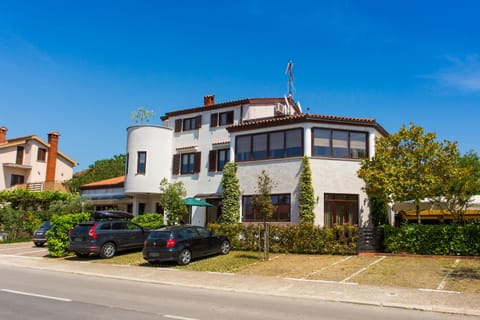 Property building, Property building, Facade/entrance, Day