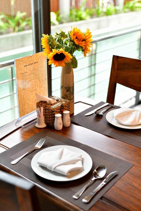 Food and drinks, Dining area, Food