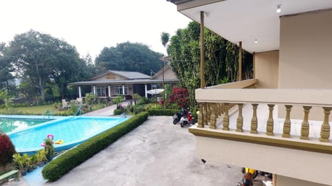 Residences by RedDoorz near Taman Safari Alojamiento y desayuno in Cisarua