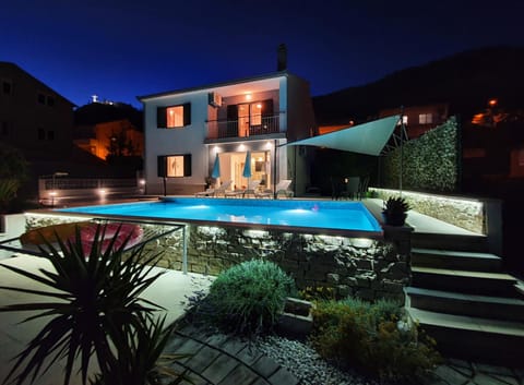 Night, On site, Garden view, Mountain view, Pool view