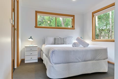 Bed, View (from property/room), View (from property/room), Decorative detail, Decorative detail, Bedroom, towels, towels