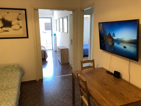 Communal lounge/ TV room, TV and multimedia, Living room, Seating area, Dining area