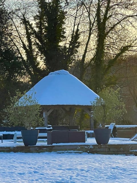 LES 2 CHAUMIÈRES Piscine & Spa House in Normandy