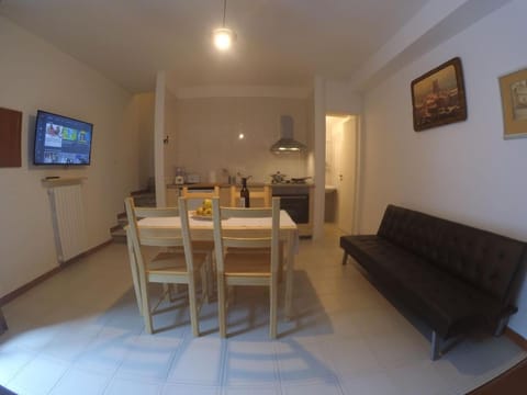 TV and multimedia, Kitchen or kitchenette, Living room, Seating area, Dining area