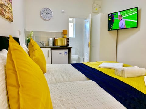 Bed, TV and multimedia, Coffee/tea facilities, Kitchen or kitchenette, Bedroom, minibar, towels