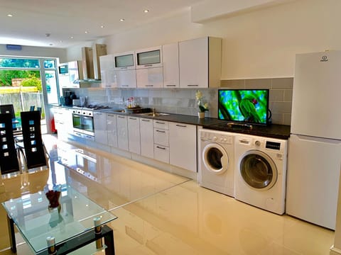 TV and multimedia, Kitchen or kitchenette, dishwasher, minibar, pet friendly, stove, washing machine, dryer