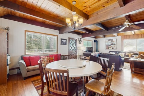 Relaxed and Comfortable Family Gathering Home House in Truckee