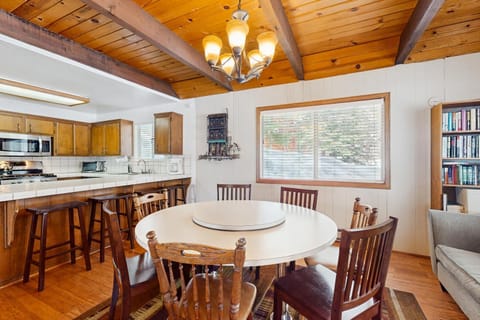 Relaxed and Comfortable Family Gathering Home House in Truckee