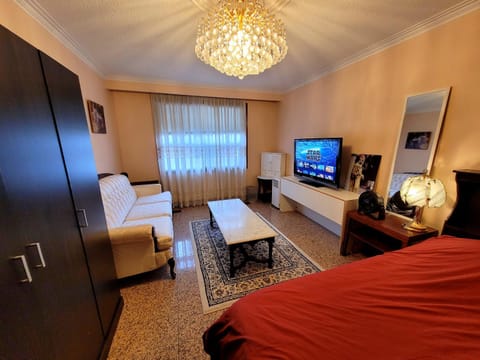 Bed, TV and multimedia, Photo of the whole room, Seating area, Bedroom, wardrobe