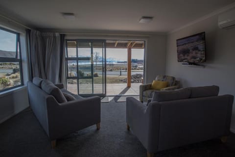 TV and multimedia, Living room, Seating area, Lake view