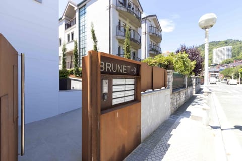 The Rentals - Preference Brunet Apartment in San Sebastian
