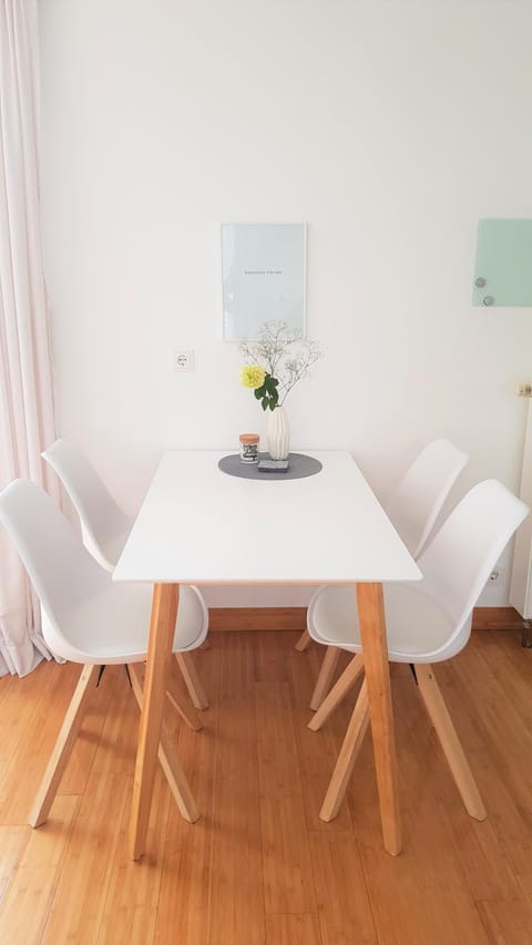 Photo of the whole room, Decorative detail, Seating area, Dining area