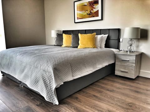 AMAZING & SPACIOUS 2 Bed 2 Bath LUXURY Apartment with BALCONY FREE WIFI Sleeps 6 Condo in Watford