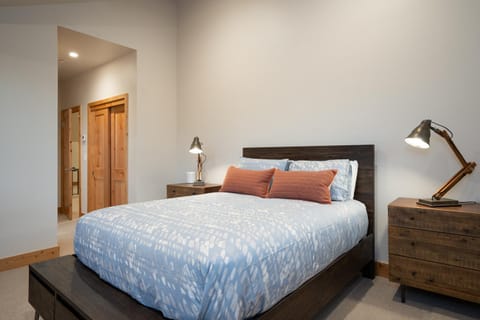 NEW 4BD Residence in the Signature Home Collection at Old Grenwood! House in Truckee