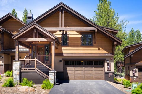 New Listing! Luxury 3BD Residence on Gray's Crossing Golf Course Maison in Truckee