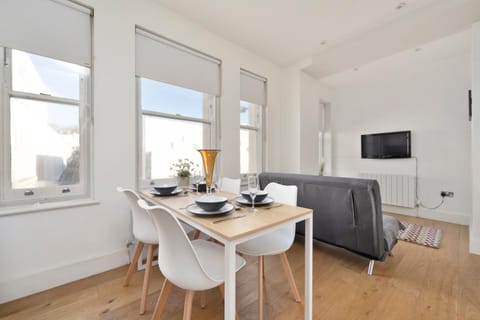 The i360 flat, penthouse, sea view, large private roof terrace, central Brighton 2 bedroom, up to 6 guests Apartamento in Hove